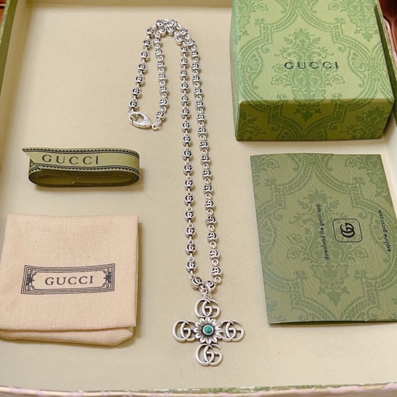 G*u*i necklaces